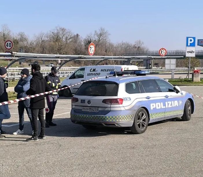 Sulla A5 agenti aggrediti a martellate reagiscono sparando; colpita auto di dirigente regionale valdostano