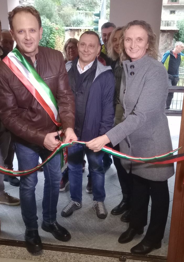 Taglio del nastro: da sn Daniele De Giorgis, il senatore Franco Manes e la sindaca Speranza Girod