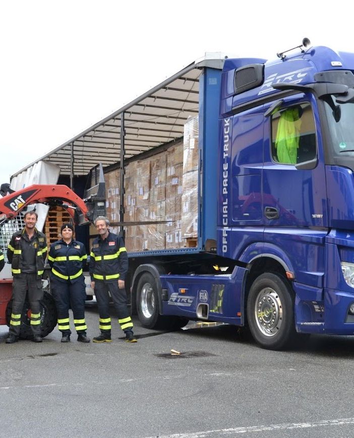 Le uniformi dei pompieri volontari del Corpo valdostano donate ai Bomberos del Paraguay