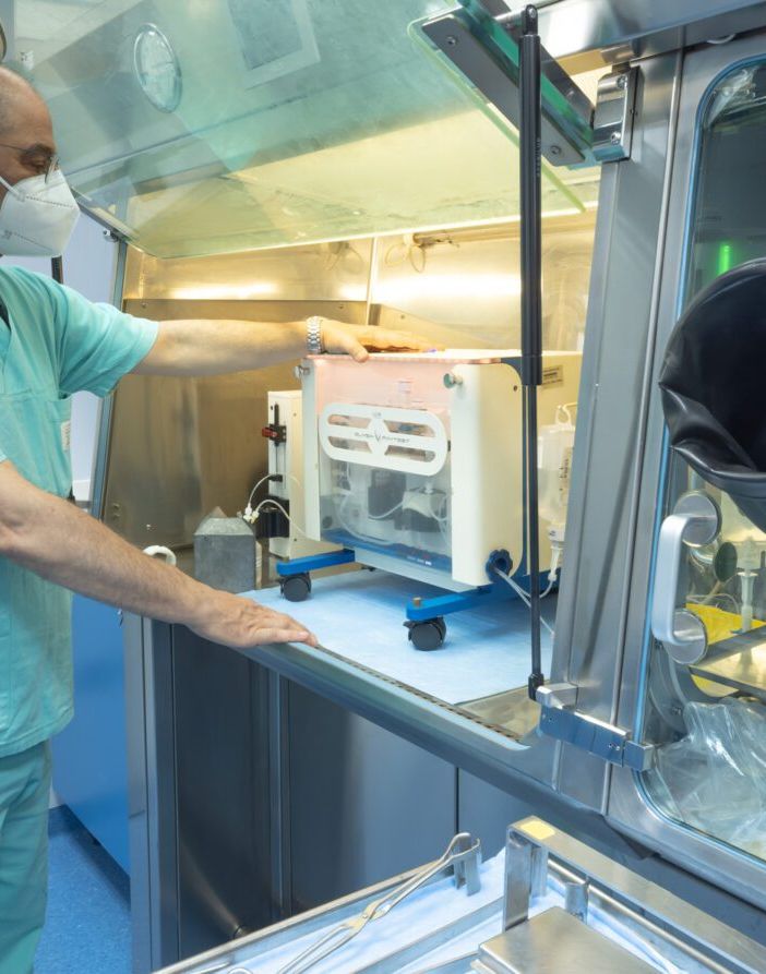 Il dottor Carlo Poti al lavoro