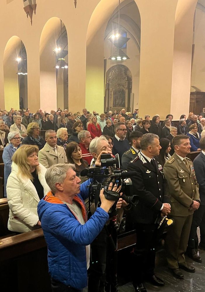 Folla in preghiera nella Cattedrale di Aosta nel ricordo di Papa Francesco