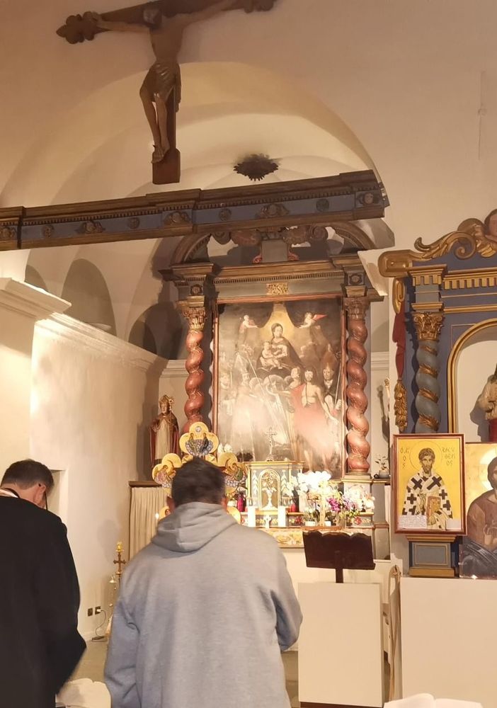 Il sacerdote officia la Divina liturgia del Martedì santo rivolto all'altare, come i fedeli