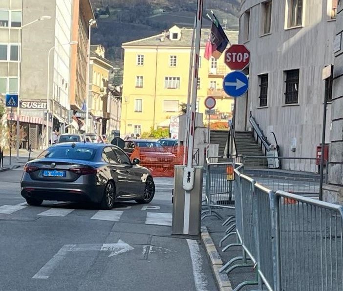 Magistrati e carabinieri lasciano il Palazzo di Giustiza di Aosta