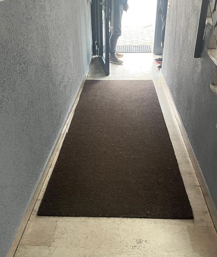 A causa della pendenza della rampa e dell'apertura interna del portone, è impossibile per una disabile in carrozzella uscire dal condominio autonomamente