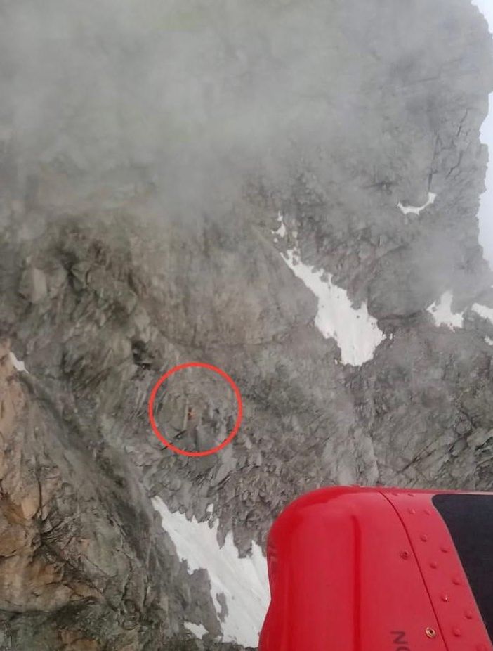 L'elicottero, ieri pomeriggio, si avvicina all'alpinista illeso per il recupero