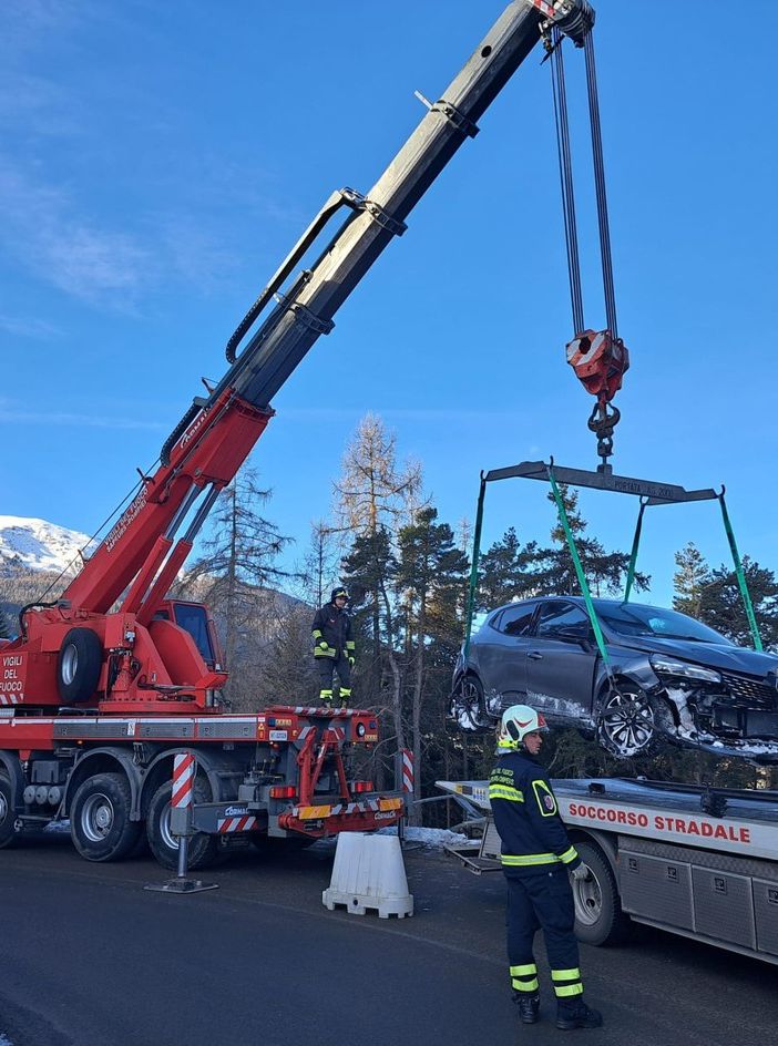 Recuperata dai Vigili del fuoco auto finita nel bosco