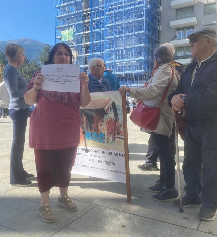 Sfratti imminenti al Quartiere Cogne di Aosta, la protesta arriva a Palazzo regionale