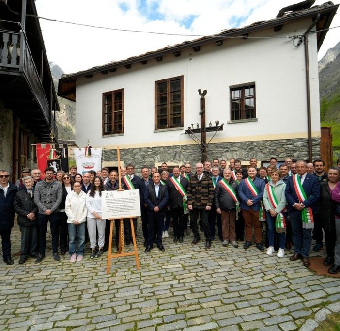La scopertura della targa lo scorso maggio a Rovenaud