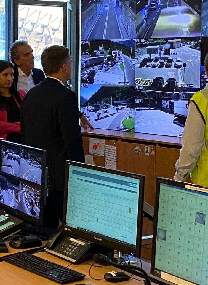 Il viceministro Rixi in visita alla sala operativa del tunnel insieme alla presidente della società di gestione del traforo, Emily Rini e al consigliere regionale della Lega VdA Andrea Manfrin