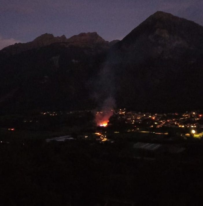 L'incendio del maneggio visto dalla collina di fronte