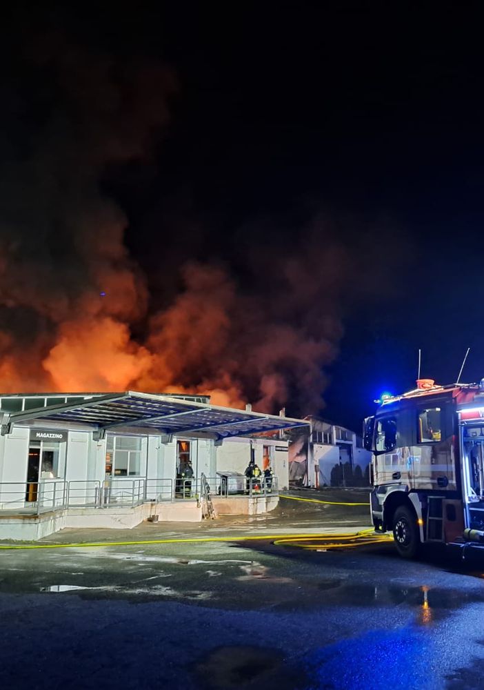 Incendio alla Gps Standard di Arnad, danni ingenti e nessun ferito