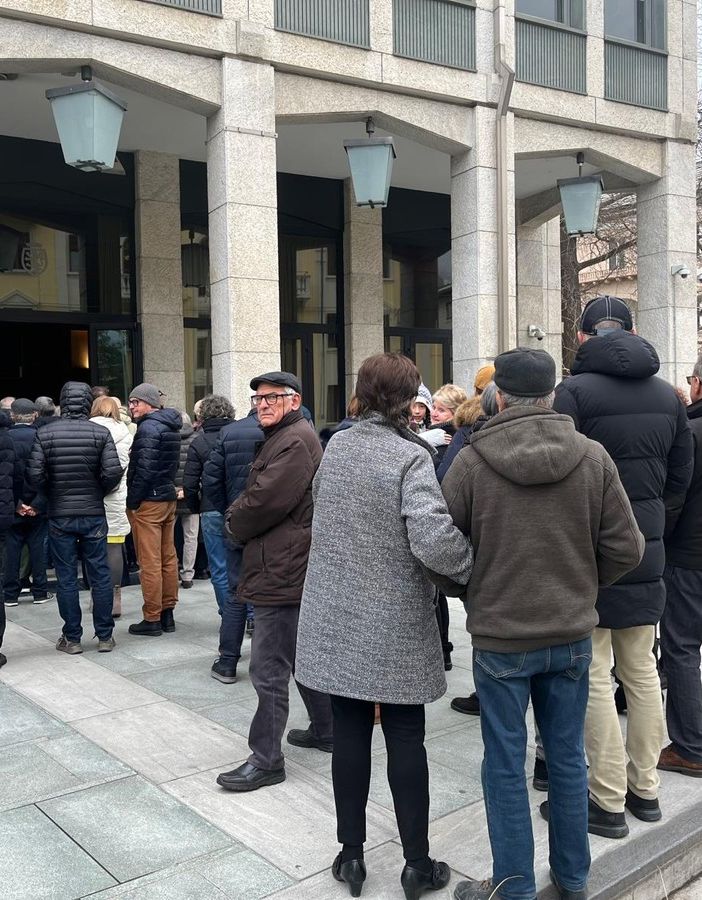 In fila per l'ultimo saluto ad Augusto Rollandin