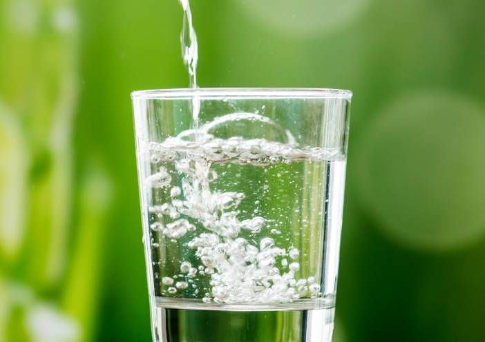Acqua e idratazione: falsi miti e realtà