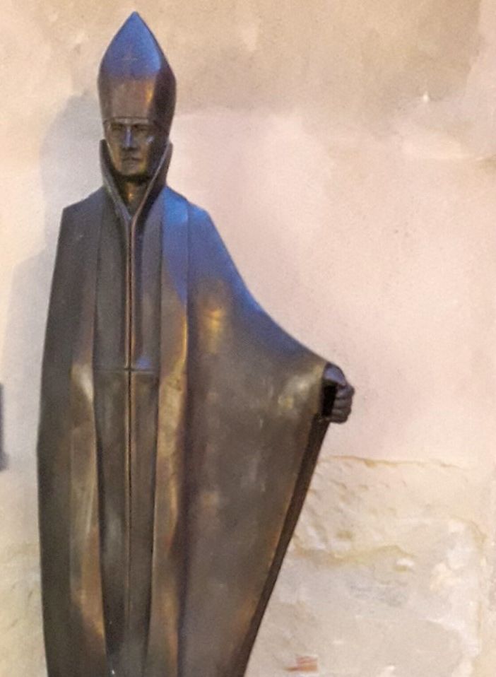 La statua di San Grato 'privata' del suo bastone pastorale
