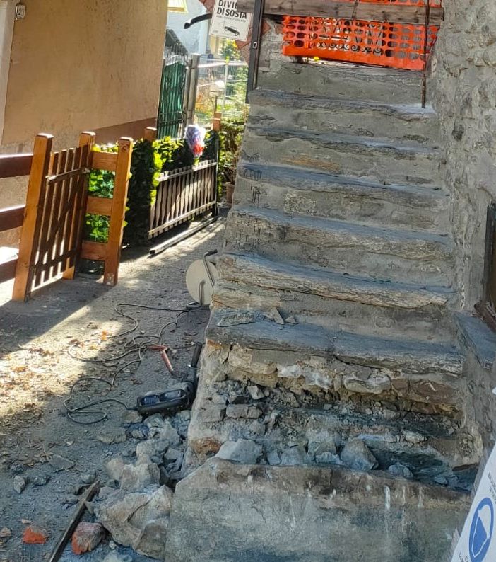 Nella foto, l'inizio del lavori di demolizione della scala (interrotto dall'arrivo dei carabinieri e poi ripreso); in alto l'accesso precedentemente sbarrato e a lato la staccionata che rende difficoltoso l'accesso all'abitazione dei vicini degli indagati