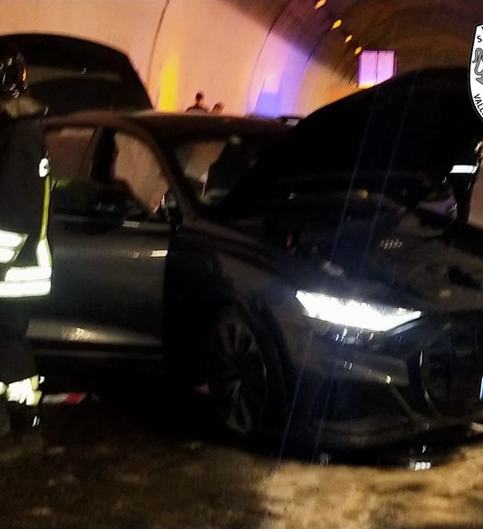Arvier, auto si schianta in galleria