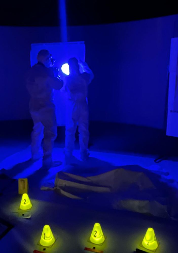 Polizia Scientifica al lavoro, in una simulazione allestita in una sala dell'Area Megalitica