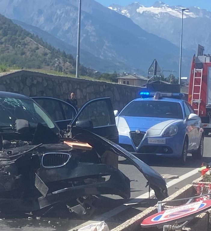 Scontro tra due auto alle porte di Aosta