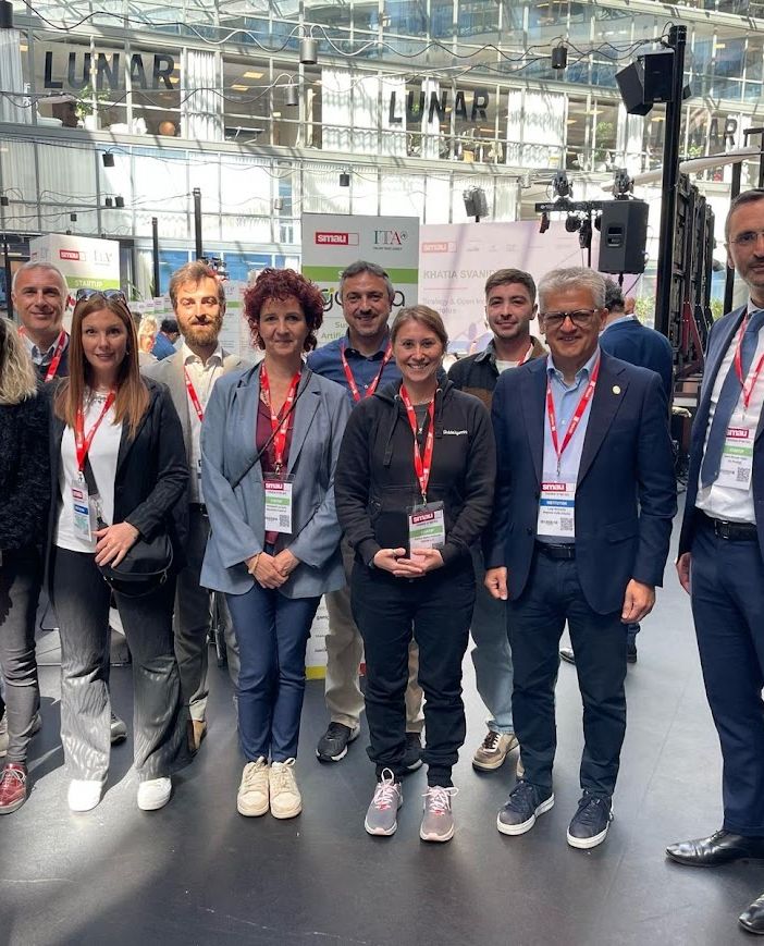 L'assessore Luigi Bertschy (secondo da dx) con i rappresentanti della Struttura regionale e con le start up: Coralie Pellisier e Valerio Falcicchio di RdItaly S.r.l., Pietro Baratella di Bilanciarsi S.r.l., Mariapaola La Caria di Openmind Travel S.r.l. e Sano Musab Hijazi di It’s Prodigy