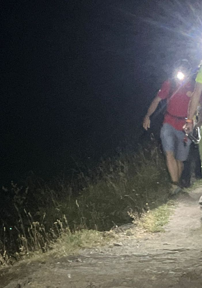 I soccorritori scendono a Valle con l'escursionista in barella