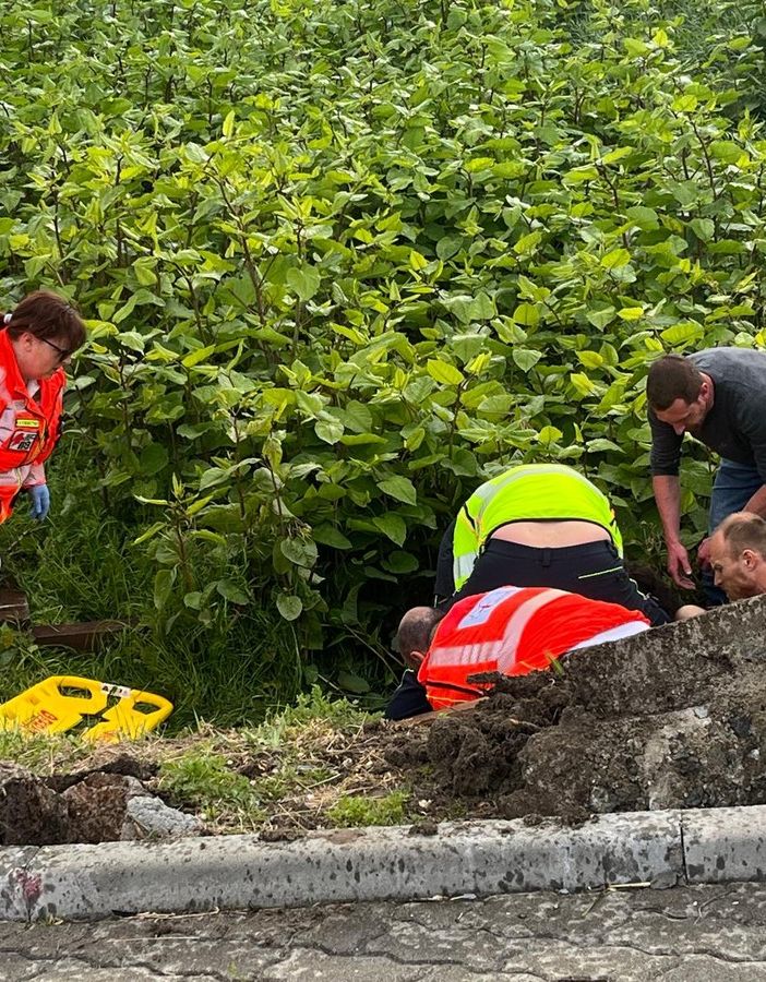 I soccorritori prestano le prime cure sul posto al giovane motociclista