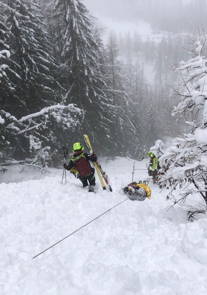 Recuperati un freerider ferito e quattro bloccati in un canalone in Val Veny