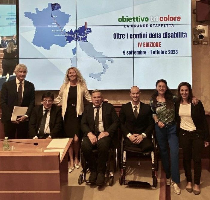 La grande staffetta solidale 'Obiettivo Tricolore' di Alex Zanardi fa tappa a Verres