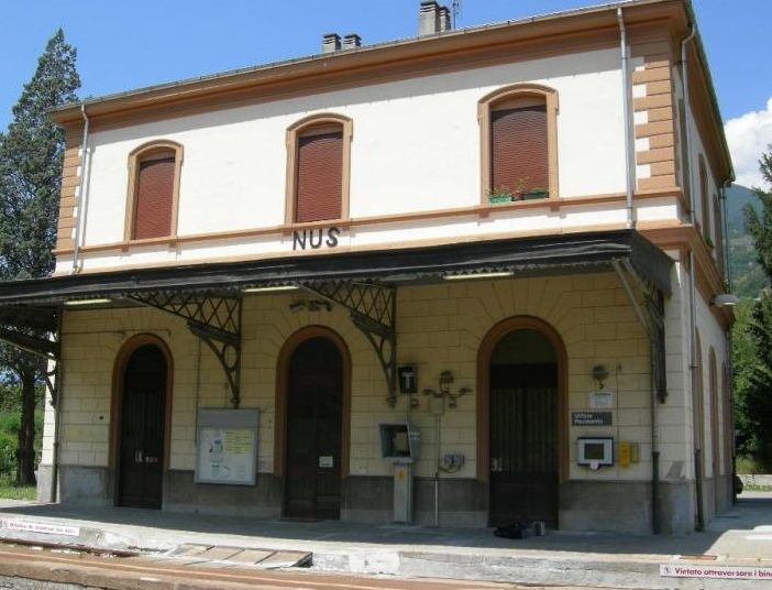 La stazione ferroviaria di Nus (photo credit Fabrizio-Stazioni del Mondo)