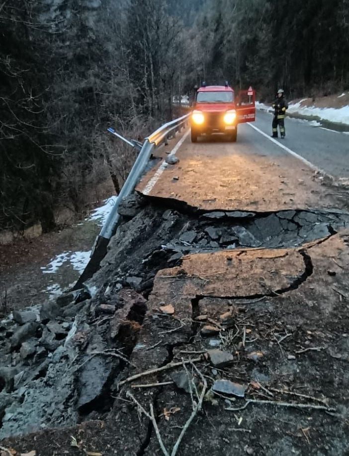 Frana sulla statale 26 di La Thuile, strada chiusa ed evacuate abitazioni