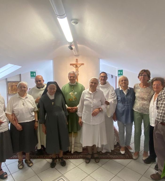 Le Suore della Carità della comunità aostana nell'agosto del 2023, quando il Vescovo Franco Lovignana incontrò suor Loretta insieme a don Isidoro Mercuri Giovinazzo, presidente AIPaS