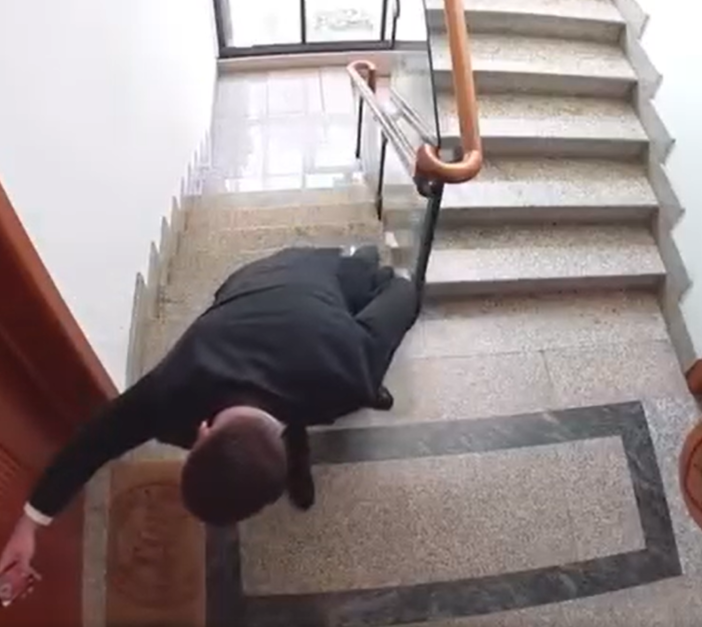 Immortalate e ora sui social le gesta dello scassinatore che ha svaligiato casa a Giovanni Girardini
