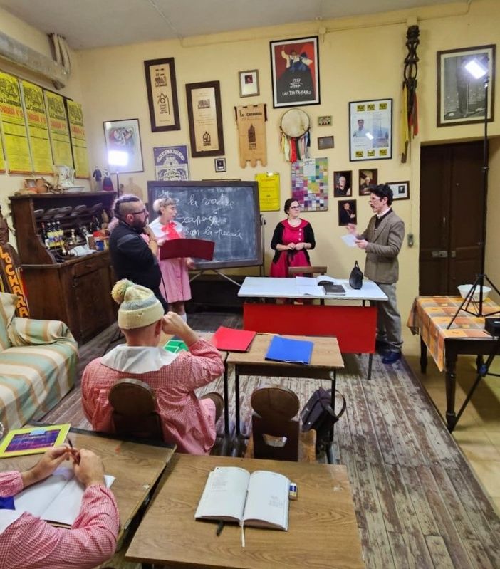 Una scena de 'L’écoula' con alla cattedra Enrica Pieiller (la maestra) e Wanner Orsi (il Direttore)