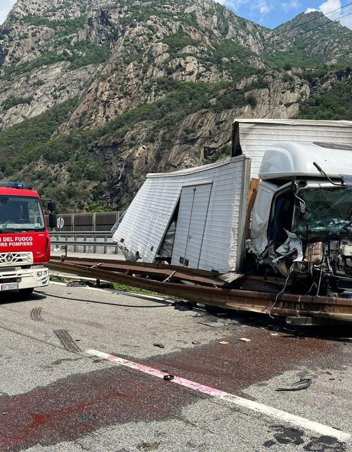Tir sbanda in autostrada, ferito l'autista e motrice distrutta