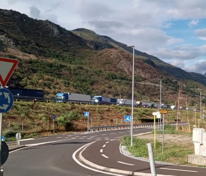Migliora lentamente la viabilità al tunnel del Bianco
