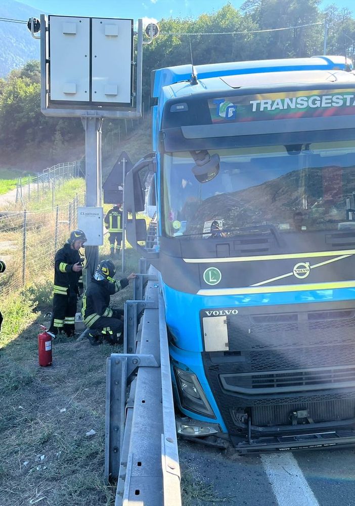 Tir  fuori corsia in autostrada A5 all'altezza di Joveçan