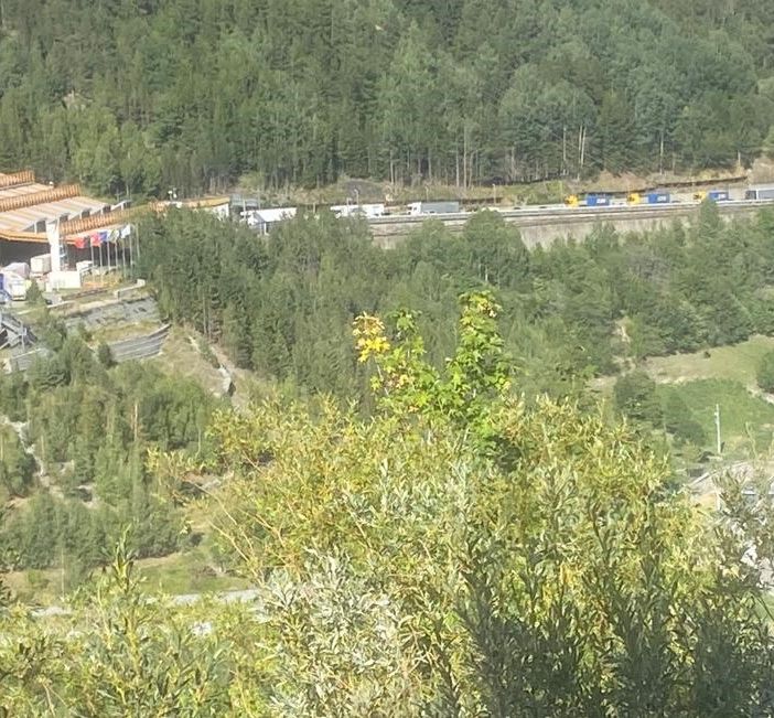 Ancora lunghe code al tunnel del Bianco che domani 'dovrà restare aperto'