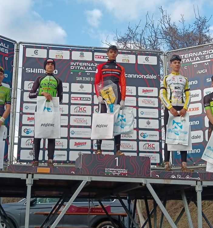 Ciclismo:  Raphael Tremblan sul gradino alto del podio a San Zeno
