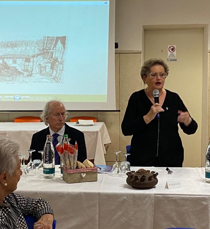 Mariagrazia Vacchina (al centro) durante una serata conviviale del Circolo