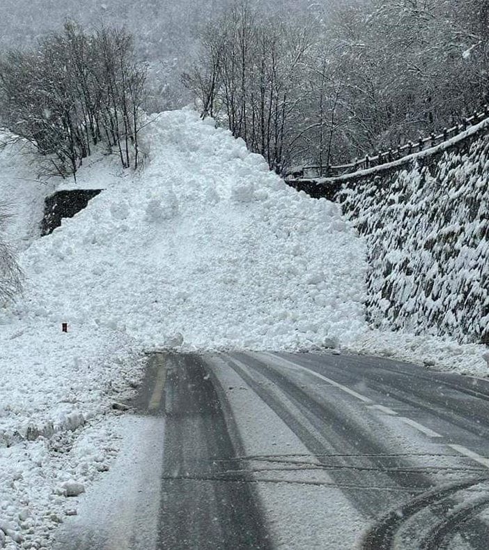 Valanghe, seimila persone isolate in Valle