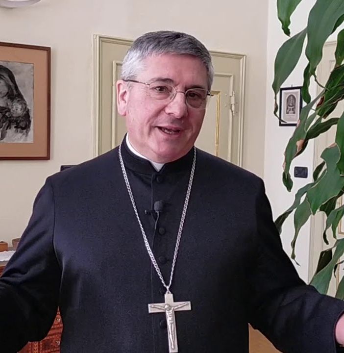 Illumina Aosta, puntata dei preti: il Vescovo chiede scusa, però difende l’onorabilità dei parroci della Diocesi