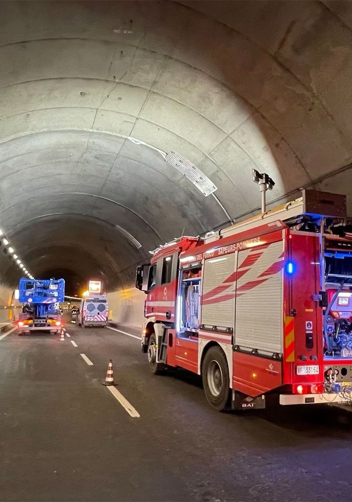 Intrappolato nell'auto che prende fuoco in galleria: 'realistica' esercitazione dei Vigili del fuoco