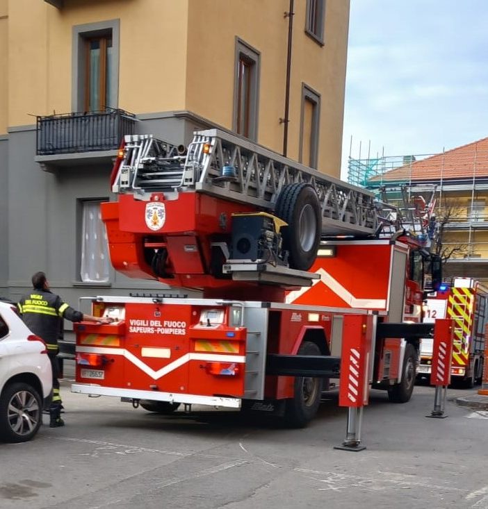 Aosta, camini 'pericolanti' in via Lexert, arrivano i Vigili del fuoco
