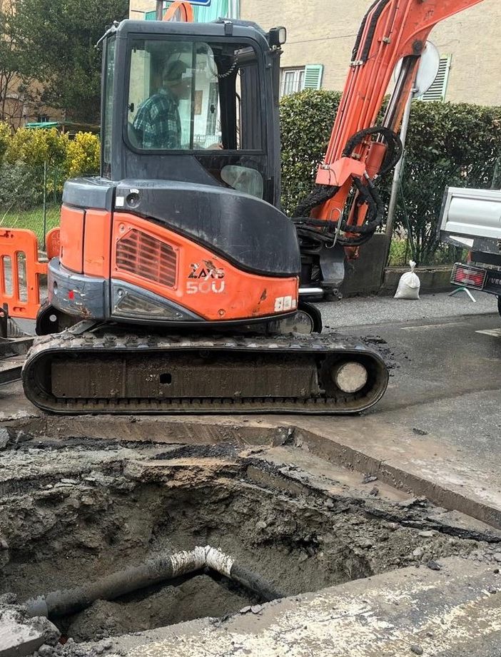 Aosta, cede il manto stradale, si apre voragine in via Monte Vodice