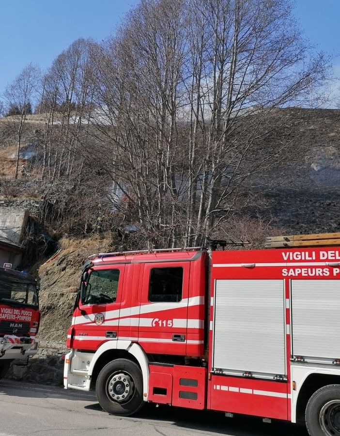 A fuoco un bosco sopra Ayas, il vento 'spinge' e rinfocola le fiamme