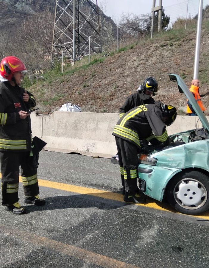 Auto urta Tir in autostrada a Chatillon, ferita la conducente