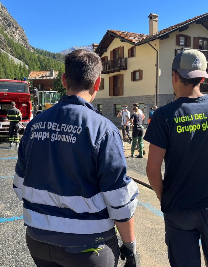 Dopo-alluvione, a Cogne il bell'esempio del Gruppo giovanile dei Vigili del fuoco