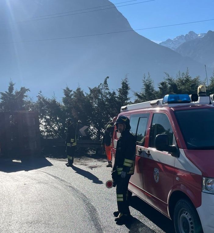 Camion da cava si ribalta lungo la regionale per Verrayes