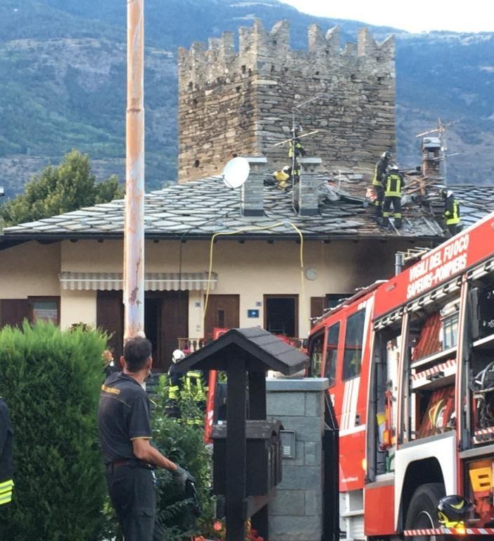 Gressan, brucia tetto di una casa dopo l'esplosione causata dal mix gas/elettricità