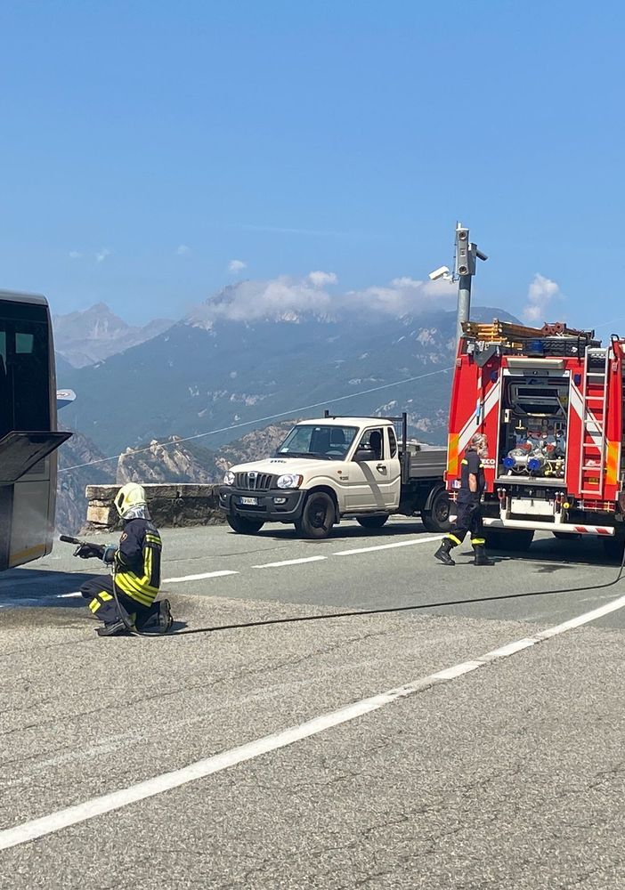 Spento dai volontari l'incendio alla marmitta di un pullman