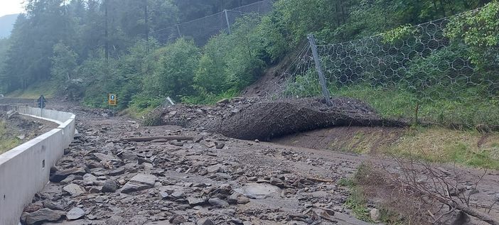 Frane, finestra di passaggio veicoli sulla strada regionale per Cogne